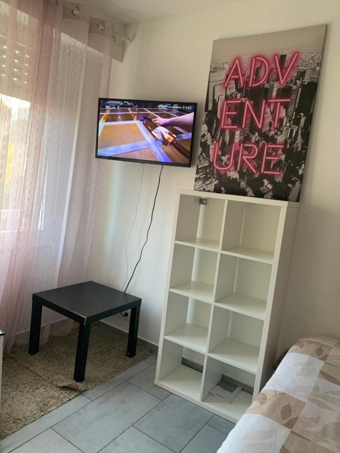Studio A Mantes Luaran gambar
