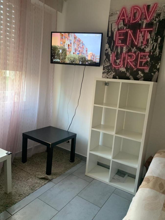 Studio A Mantes Luaran gambar