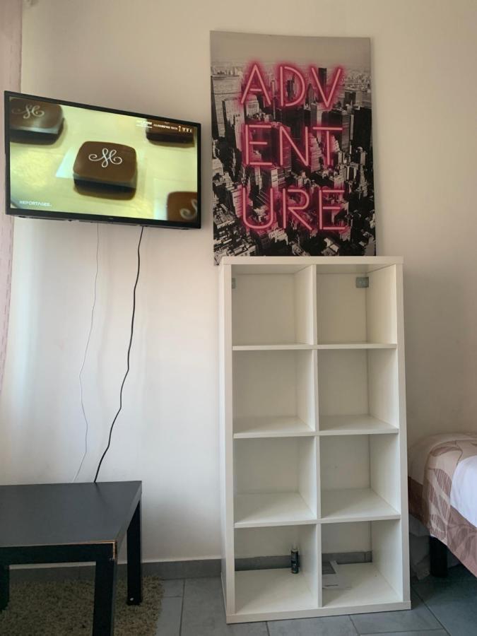 Studio A Mantes Luaran gambar