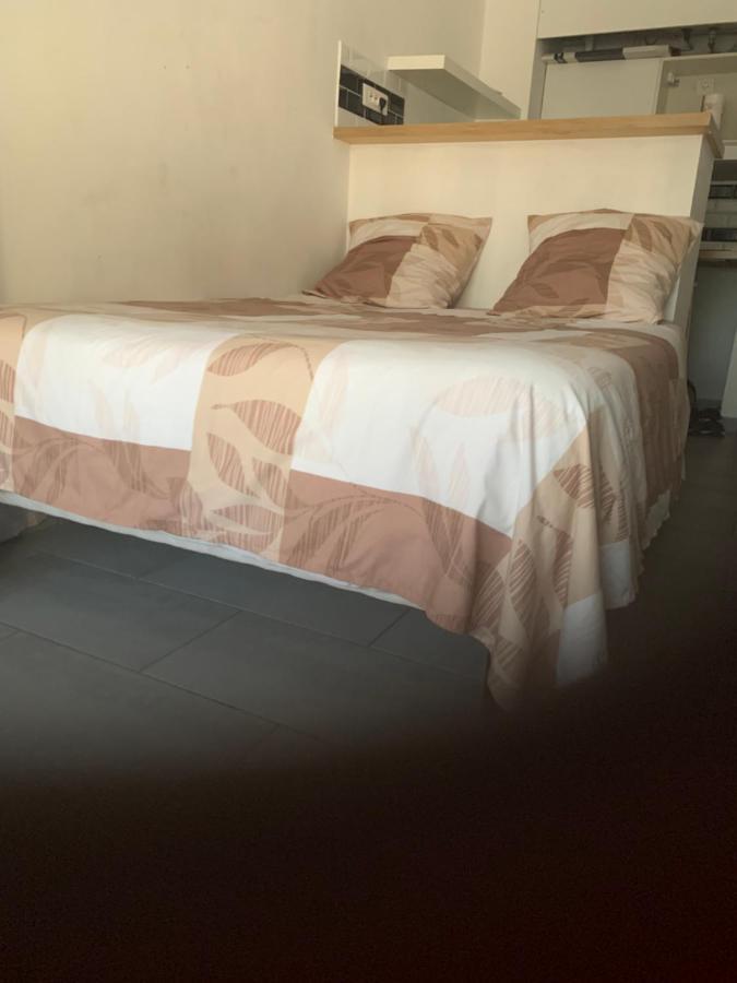 Studio A Mantes Luaran gambar
