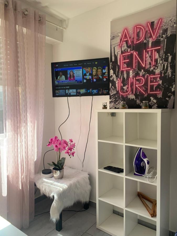 Studio A Mantes Luaran gambar
